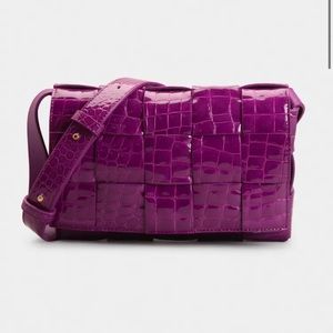 BOTTEGA VENETA
Cassette Intrecciato Glossy Croc-Embossed Crossbody Bag